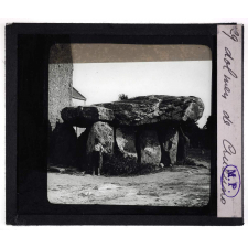 En Bretagne. Dolmen de Crucuno.