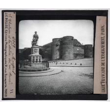 Maine - Anjou (Sarthe, Mayenne, Maine-et-Loire). Angers. Le Château et la statue du roi René.