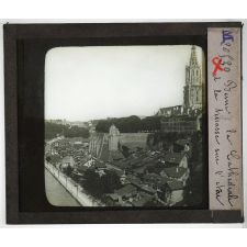 Suisse, les villes. Berne : La Cathédrale et la terrasse sur l'Aar.