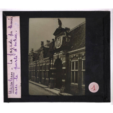 Musée de Haarlem (I). La façade du Musée avec la porte d'entrée.