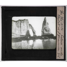 Les Iles. Falaise arche et pyramide. Etretat.