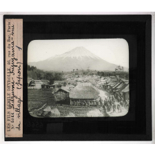 Volcans, érosions, glaciers. Fedzumi-Fujiyama, vue du village (Japon).