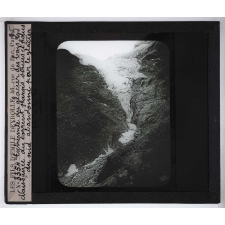 Volcans, érosions, glaciers. Extrémité du glacier des bois. Naissance du torrent parois striées et polies du nid abandonné par le glacier.