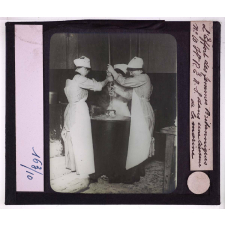 L'Effort des femmes britanniques pendant la guerre. W.R.E.N.S dans une cuisine de la marine.