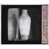 La Décoration de la porcelaine à la Manufacture Nationale de Sèvres. Vase décoré au grand feu.