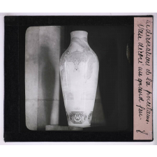 La Décoration de la porcelaine à la Manufacture Nationale de Sèvres. Vase décoré au grand feu.