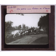 Les Travaux du génie dans un régiment de sapeurs mineurs. II. Manoeuvres de pontage. On retire un bateau de l'eau.
