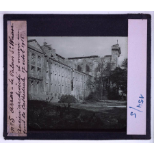 Arras et les champs de bataille de l'Artois. Le théâtre des combats de 1915. Arras. Le palais St-Waast. Ancien archevêché et musée au fond la cathédrale. 17 octob. 1915.