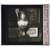 La Manufacture de porcelaine de Sèvres. Vase commémoratif 1800-1815.
