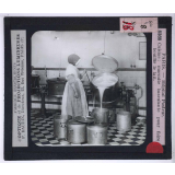 Un Hôpital moderne. Hôpital Pasteur (Services annexes). Cuisine: marmite basculante pour faire bouillir le lait.