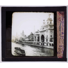 La Rue des nations et la berge de la rive gauche de la Seine à l'exposition universelle de 1900. Perspective des palais étrangers vers la tour Eiffel.