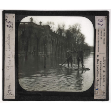 La Seine. La Gare des Invalides. Paris.