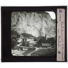 Suisse, montagnes, lacs. Lauterbrunnen et la cascade du Stanbach.