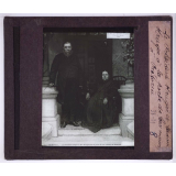 Guerre des Boërs. Le Président Kruger et Madame Kruger à la porte de leur maison à Prétoria.