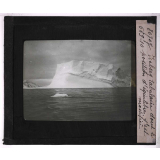 La Glaciation dans les régions polaires antarctiques (Glaciers, iceberg et banquises). Iceberg tabulaire dont la position d'équilibre s'est modifiée.