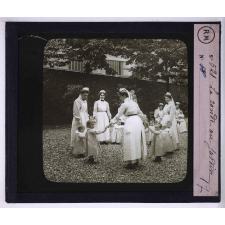 Les Crèches. La ronde au jardin.
