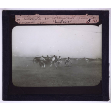 Canons et artillerie de campagne. Les servants se précipitent pour le ramener en batterie.