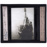 Norvège, la pêche. Bateau pêcheur de baleine rentrant au port avec sa chasse.