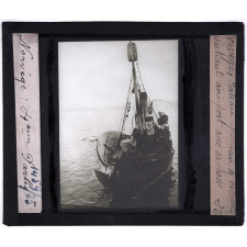 Norvège, la pêche. Bateau pêcheur de baleine rentrant au port avec sa chasse.