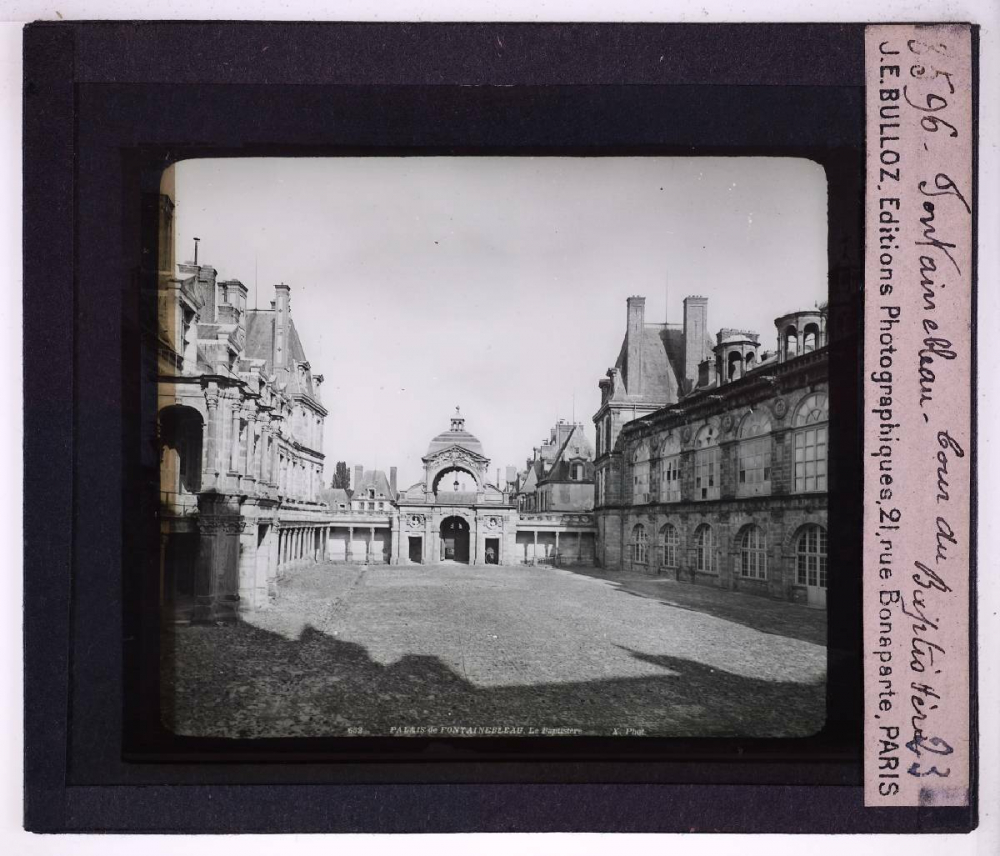 Les Châteaux historiques français. Fontainebleau. Cour du Baptistère.