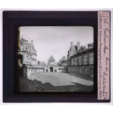 Les Châteaux historiques français. Fontainebleau. Cour du Baptistère.