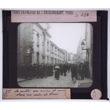 Les Civils pendant la guerre. La rentrée des ouvriers et ouvrières dans une usine de Paris.