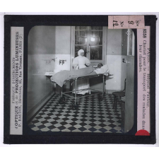 Un Hôpital de contagieux. Hôpital Pasteur. Chariot pour le transport des malades dans leur chambre.