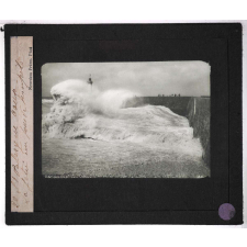 Action de la mer. St Valéry en Caux. La jetée un jour de tempête.