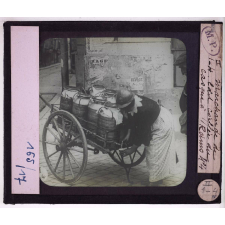 Villes martyres. Marchande de lait coiffée du casque à Reims.