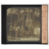 Comment on construit une maison. Montage d'une pierre de taille avec un treuil à bras.