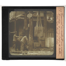 Comment on construit une maison. Montage d'une pierre de taille avec un treuil à bras.