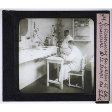 Les Etapes de la préservation de la variole. Le traitement du vaccin et la fermeture à la lampe des tubes.