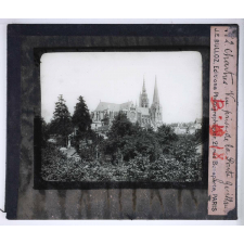 La Cathédrale de Chartres. Vue prise de la porte Guillaume.