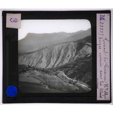 Torrents, reboisements. Torrent de Cresaux Htes Alpes, berges ravinées dans les terres noires.