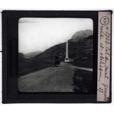 Le Dauphiné. Col du mont Genèvre, route et obélisque.