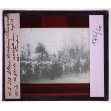 L'Alsace-Lorraine en 1918. Thionville. La foule assiste au défilé des troupes.