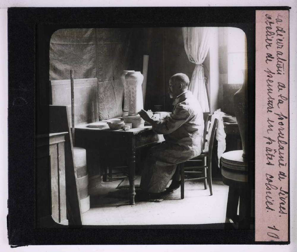 La Décoration de la porcelaine à la Manufacture Nationale de Sèvres. Atelier de peinture en pâtes colorées.
