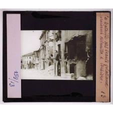 La Bataille des hauts plateaux de l'Adige à la Brenta (mai - juillet 1916). Maisons détruites à Arsiero.