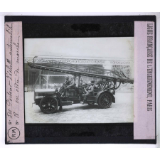 Les Pompiers. Porteur d'échelle automobile en ordre de marche.