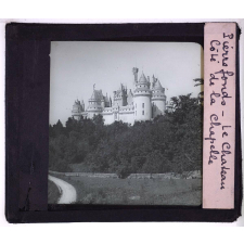 Visite au château de Pierrefonds. Le château. Côté de la chapelle.