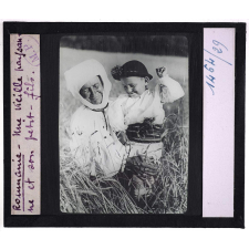Roumanie actuelle. Une vieille paysanne et son petit-fils.