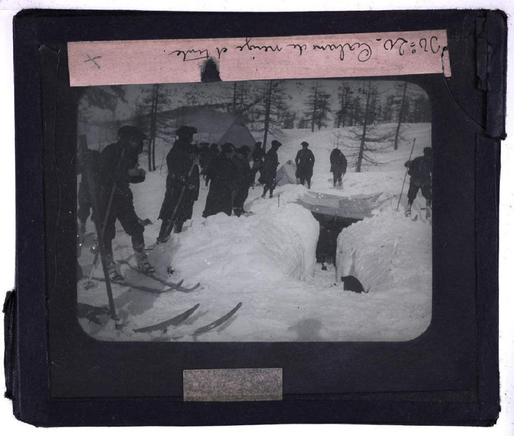 Le Ski. Cabane de neige et tente.