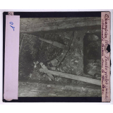 Dévastations. Champien (Somme). Tombe violée : pioche allemande laissée dans le tombeau.