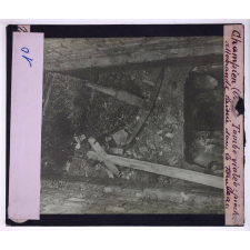 Dévastations. Champien (Somme). Tombe violée : pioche allemande laissée dans le tombeau.