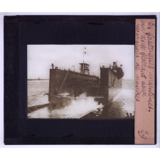 Forteresses et citadelles flottantes. (Les grands cuirassiers modernes). Un dock flottant pour réparation de navires.