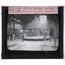 La Fabrication des glaces. Hall de polissage, scellage, placement des glaces équarries.
