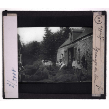 La Vie en Bretagne. Egrenage du lin.