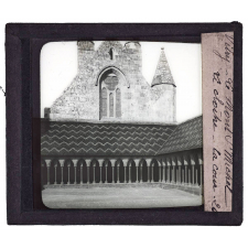 Le Mont-Saint-Michel. Le cloître. La cour.