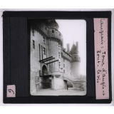 Architecture gothique II. - Constructions militaires, publiques et civiles. Langeais. Tour d'angle et pont-levis.