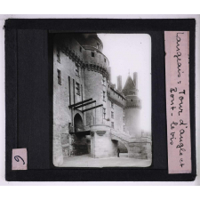 Architecture gothique II. - Constructions militaires, publiques et civiles. Langeais. Tour d'angle et pont-levis.